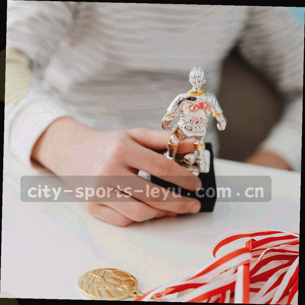 折叠屏设备展开后显示比分与筛选面板的抽象画面
